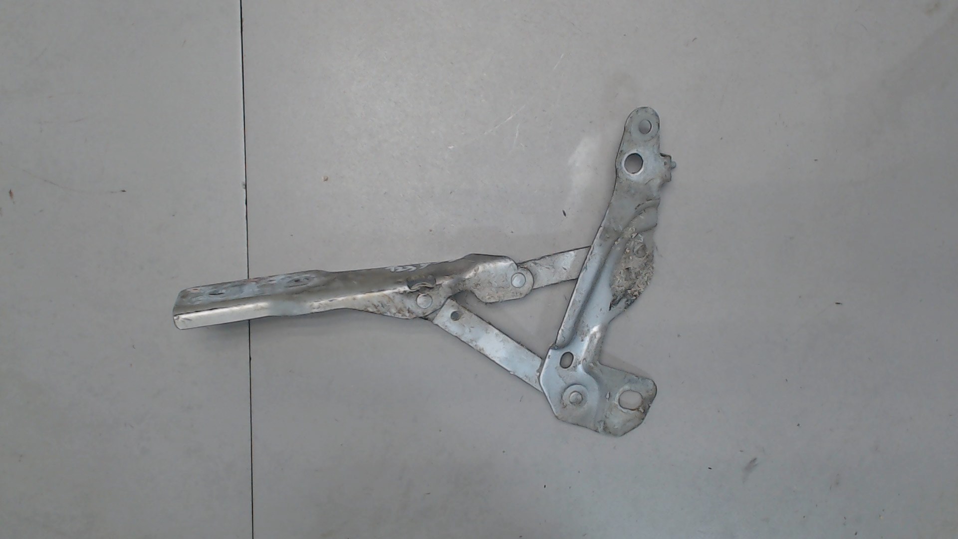 Петля капота лев Land Rover Discovery 3 2004-2009