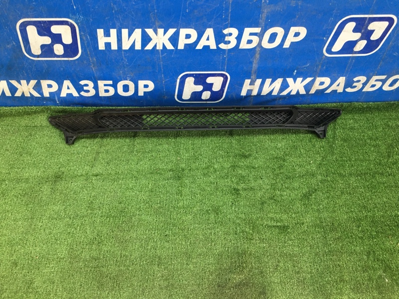 Решетка в бампер перед Hyundai Solaris 2
