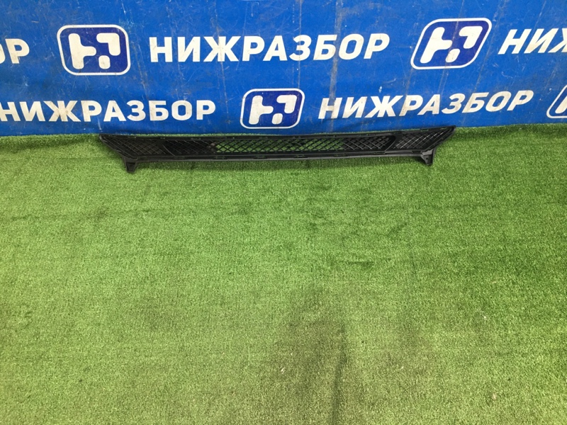Решетка в бампер перед Hyundai Solaris 2