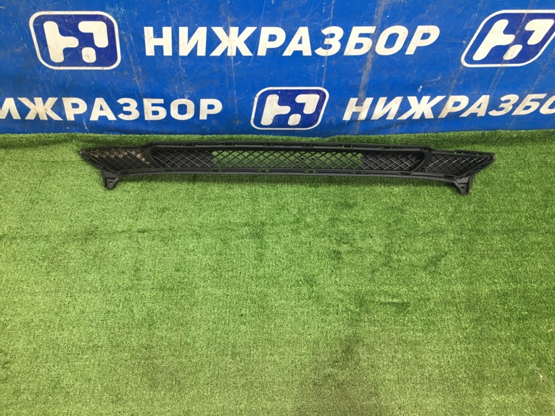 Решетка в бампер перед Hyundai Solaris 2