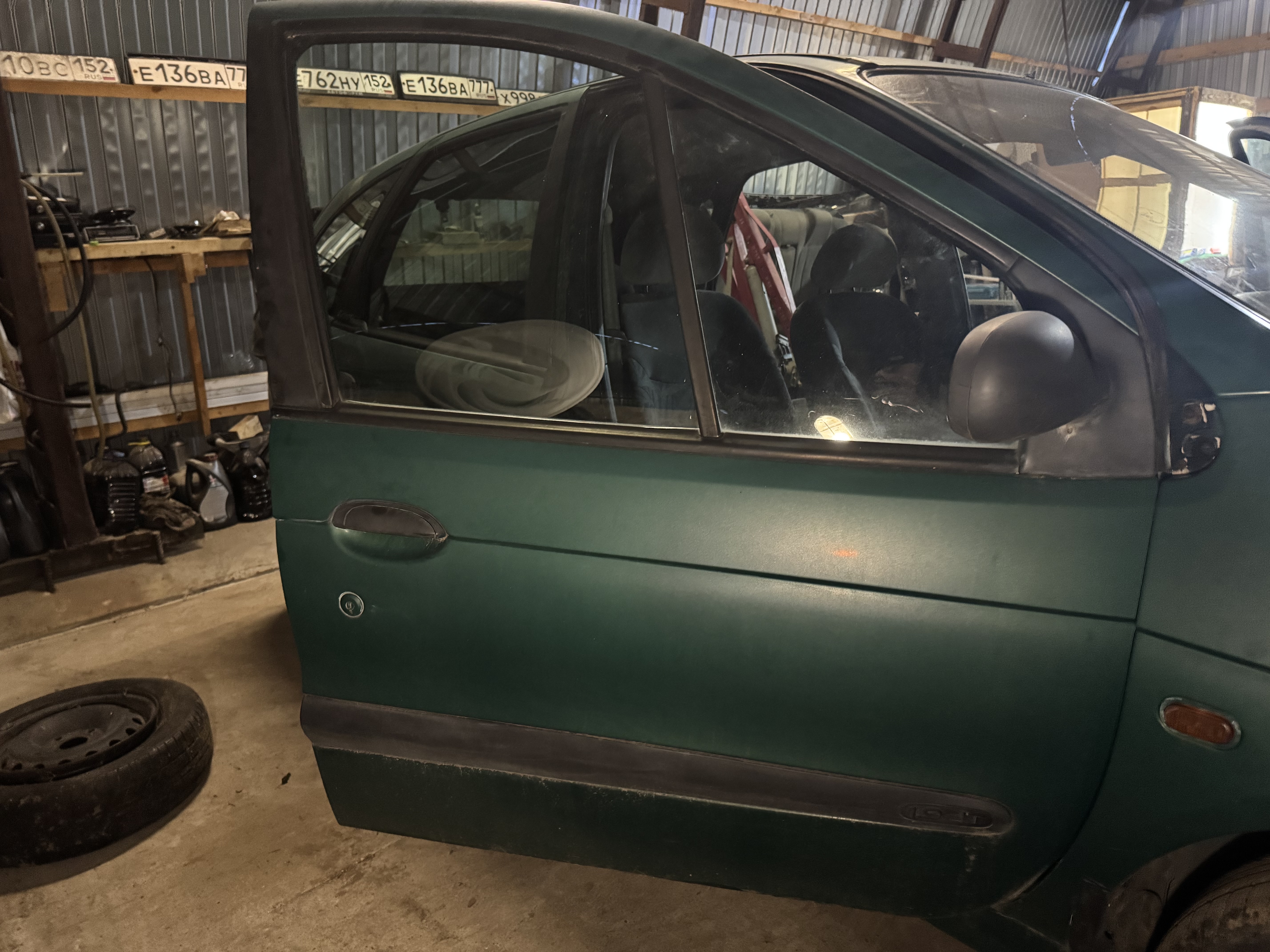 Дверь переняя правая Renault Scenic I