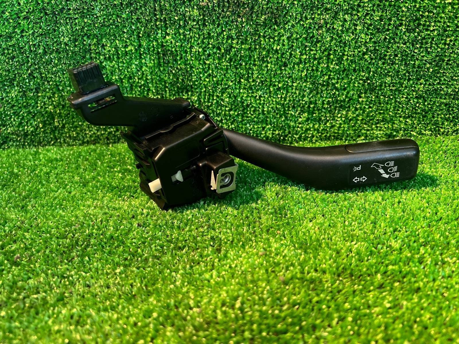 Подрулевой переключатель поворотников Volkswagen Golf 5